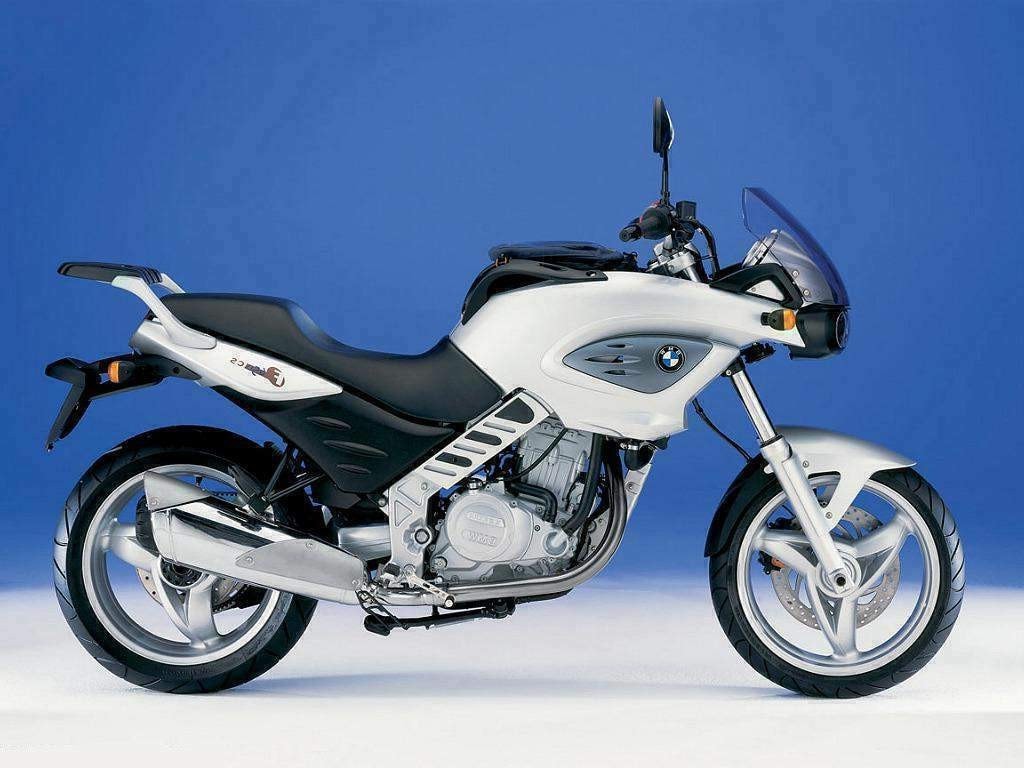 <div class='descrGalleryTitle'>F 650 CS</div><div class='descrGalleryText'><p>Se una moto <b>rimane in produzione per soli 5 anni </b>- dal 2001 al 2005 - non può essere questo gran successo. È il caso della F 650 CS nota come Scarver (per <b>Street Carver, </b>“che incide la strada”), una monocilindrica spinta dal motore Rotax da 50 CV e <b>prodotta, come tutte le F 650, da Aprilia. </b>BMW era molto contenta della collaborazione con Noale, soprattutto del fatto che le F 650 &quot;normali&quot; fossero vendutissime, e provò ad ampliare la sua platea <b>intercettando il crescente pubblico </b>stanco di limitarsi a usare uno scooter.&nbsp; Il Centro Stile capitanato dall'iconoclasta David Robb tentò così <b>questo strano ibrido tra una enduro stradale e appunto uno scooter, </b>con le ruote da 17&quot;, il cupolino raccordato ai convogliatori, la sella bassa, un forcellone monobraccio con trasmissione finale a cinghia e <b>il serbatoio sotto la sella, per far spazio a un vano portacasco </b>al posto del serbatoio tradizionale. Intento sicuramente interessante, ma penalizzato da <b>un aspetto poco aggraziato </b>e snobbato da una clientela all'epoca ancora troppo virile per accettare una proposta di questo genere. Mentre già una quindicina di anni più tardi Honda, con la NC700X, raccoglierà un discreto successo.&nbsp;</p>
</div>
